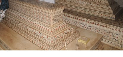 agra black stain on grave of shahjahan and mumtaz