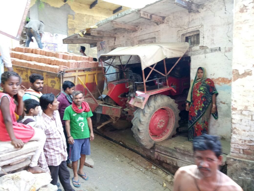 अनियंत्रित होकर ट्रैक्टर मकान में घुसा, बाल बाल बचे परिजन