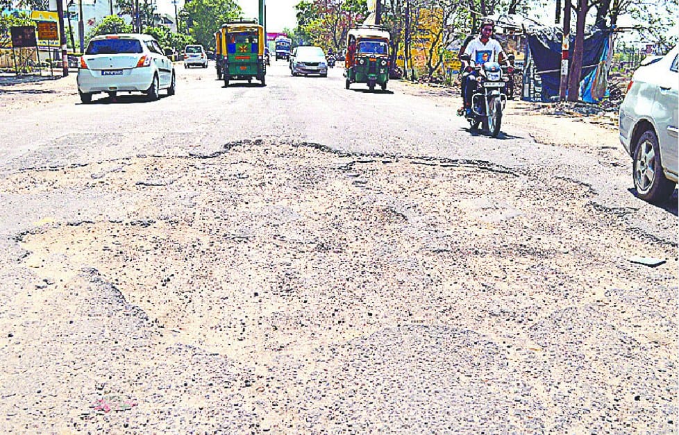 tuti sadak ne badhaya malbhada