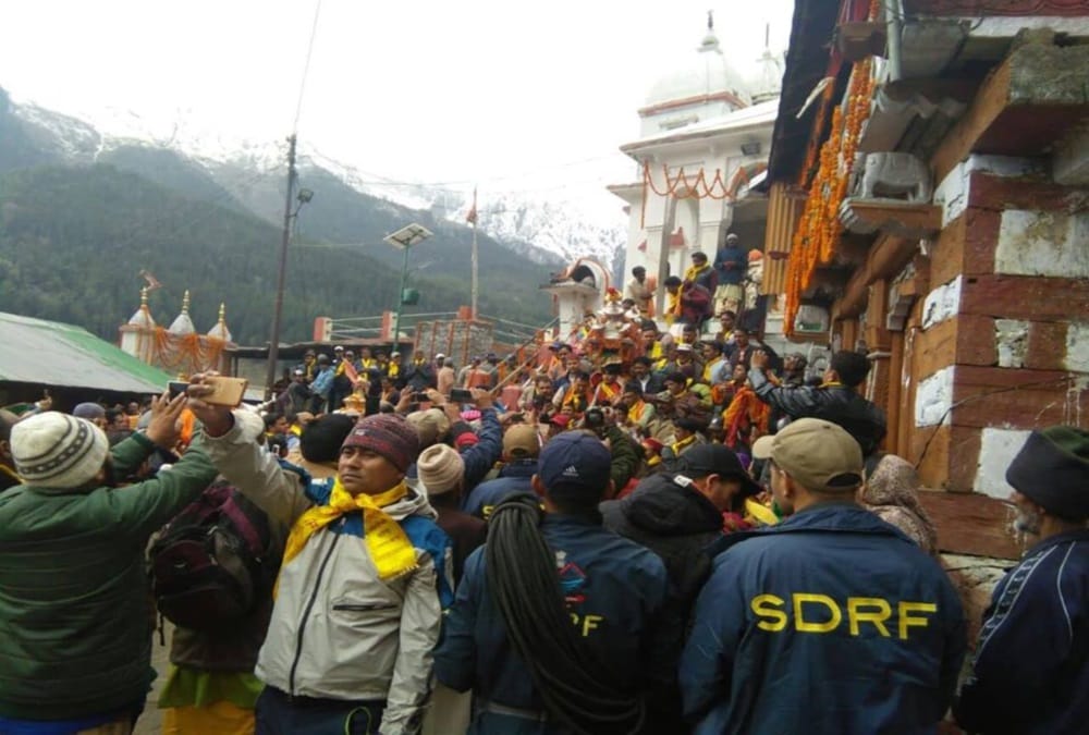Chardham Yatra 2022, policemen suspended for indecency with passengers in Barkot Uttarakashi