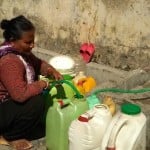 पिथौरागढ़ में पानी की समस्या के चलते स्टैंड पोस्ट में पानी भरने को मजबूर लोग।