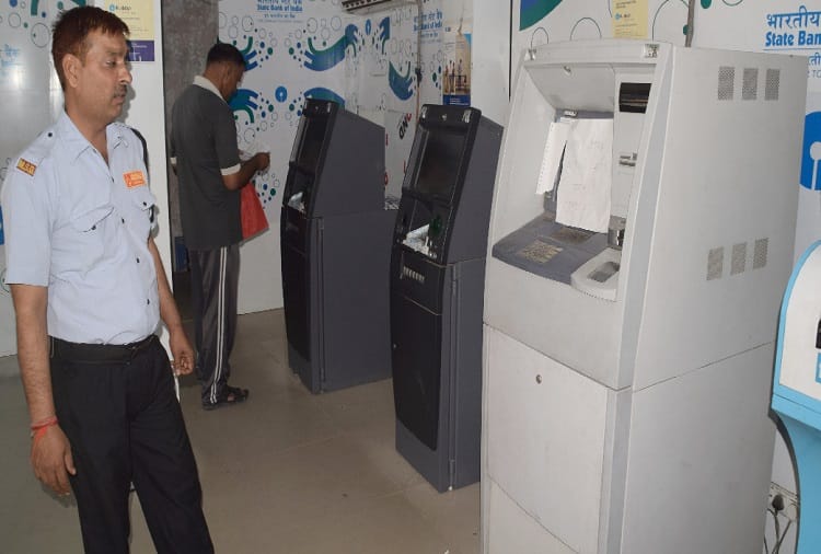 No cash in Meerut ATMs, people are having trouble, photos