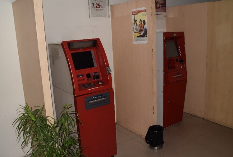 No cash in Meerut ATMs, people are having trouble, photos