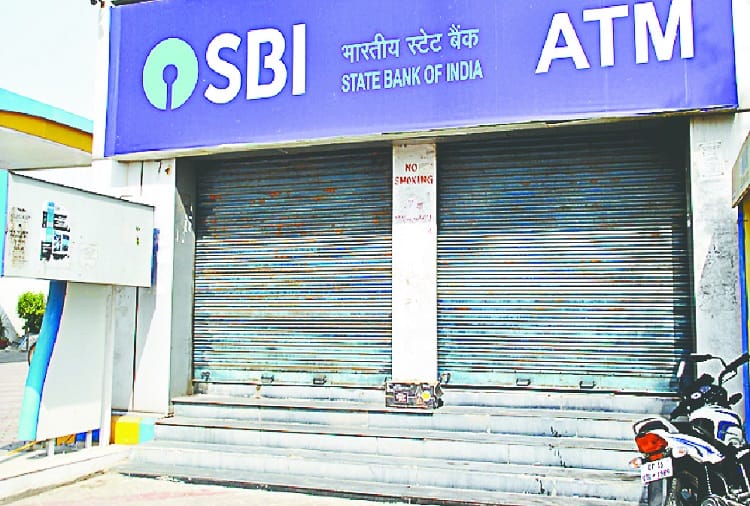 No cash in Meerut ATMs, people are having trouble, photos