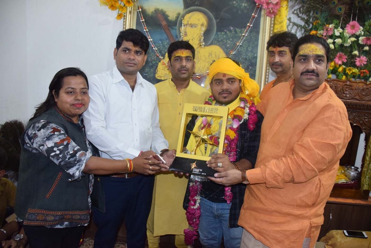 हेमंत ब्रजवासी ने ठाकुर बांकेबिहारी को अर्पित की ट्राफी