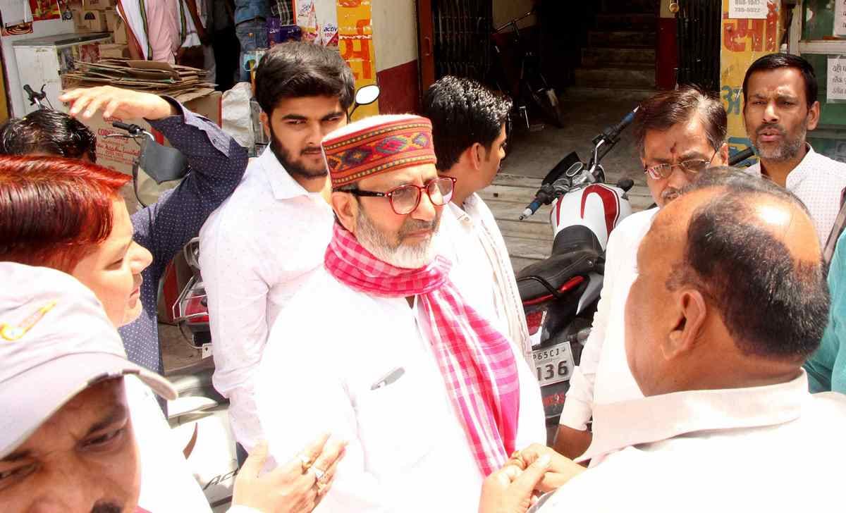 Dispute between SP leader and pupil of swami swaroopanand saraswati in varanasi