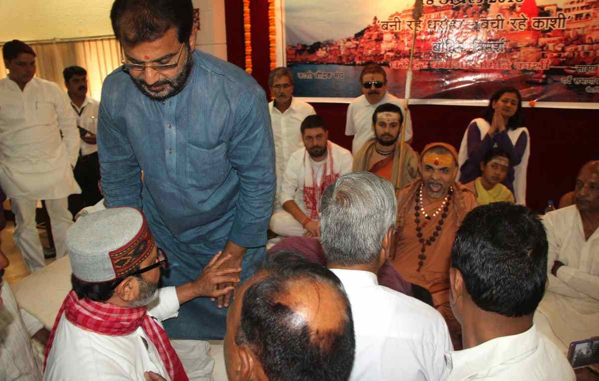 Dispute between SP leader and pupil of swami swaroopanand saraswati in varanasi