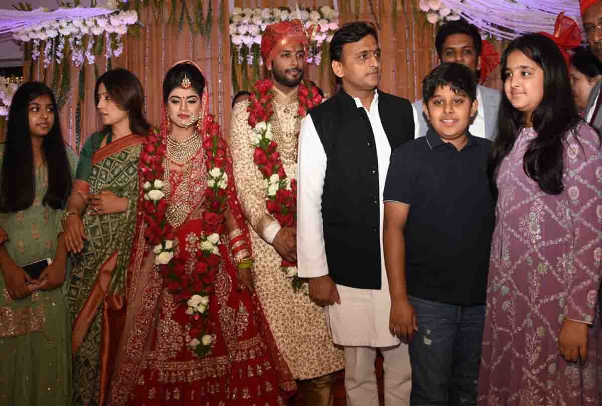 akhilesh yadav with family in marriage party