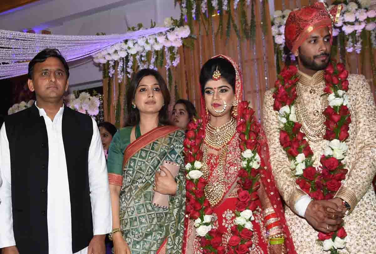 akhilesh yadav with family in marriage party