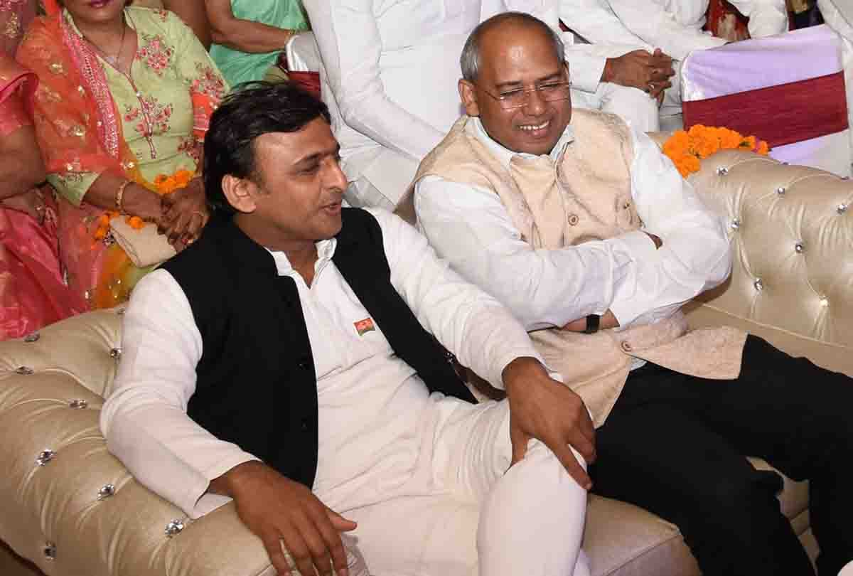 akhilesh yadav statement about cash crunch in india