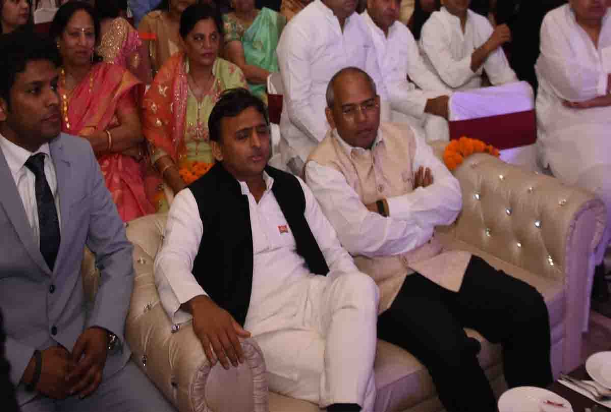 akhilesh yadav statement about cash crunch in india