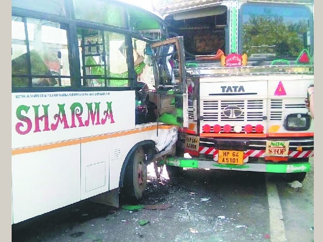 बस और ट्रक की टक्कर, 16 लोग घायल