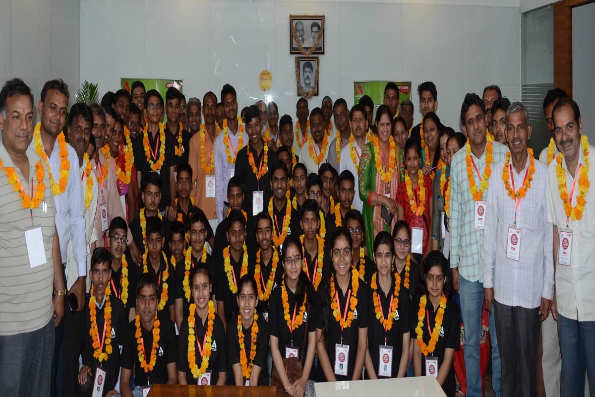 Atul Maheshwari Scholarship Winner students Welcomed at Amar Ujala Office