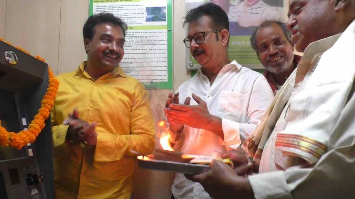 People worship of ATM for cash in varanasi