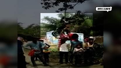 man brutally beaten in Hingoli village of Bihar Darbhanga Locals thrashed the man over mobile theft