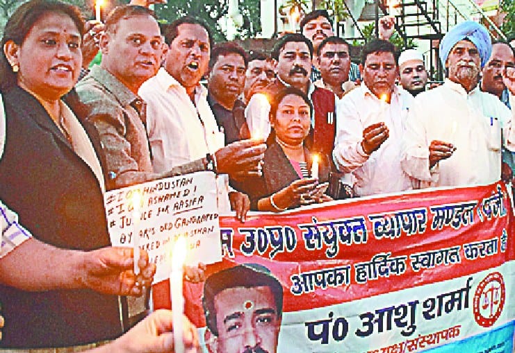 kali patti bandhkar nikala candel march
