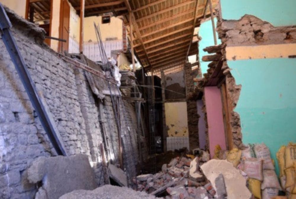   Labour injured due to house roof collapse during lifted by jack in Bazpur