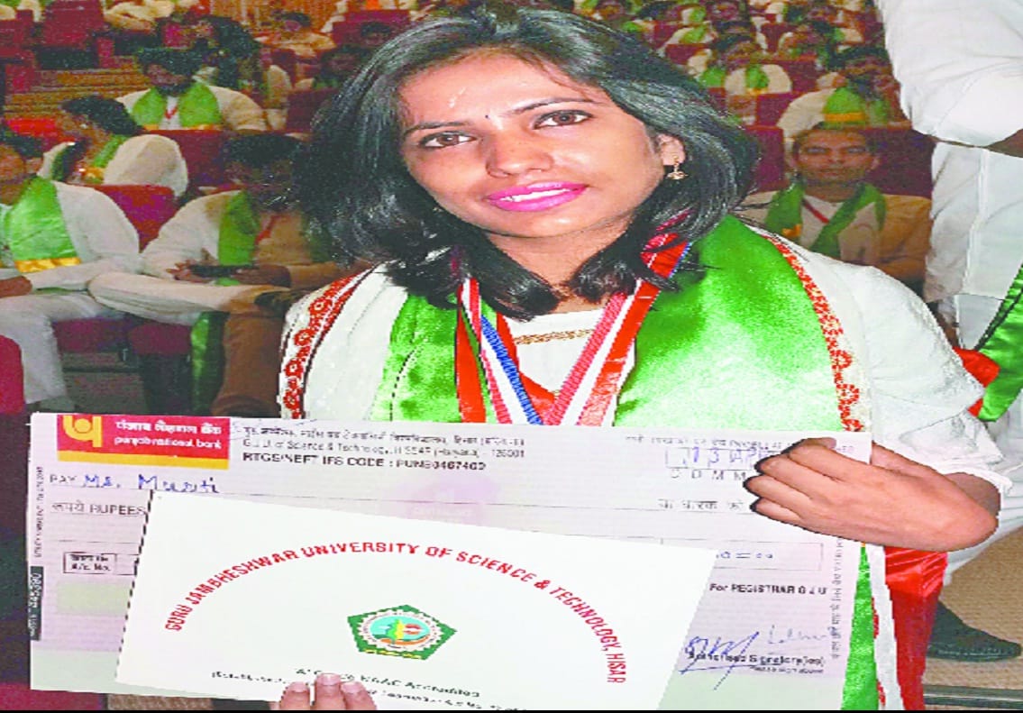 GJU University Topper Murthy got Atul Maheshwari Journalism Gold medal