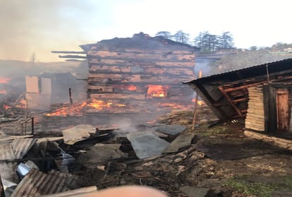 people walk out of burning houses by barefoot and putting children to chest