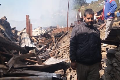 people walk out of burning houses by barefoot and putting children to chest