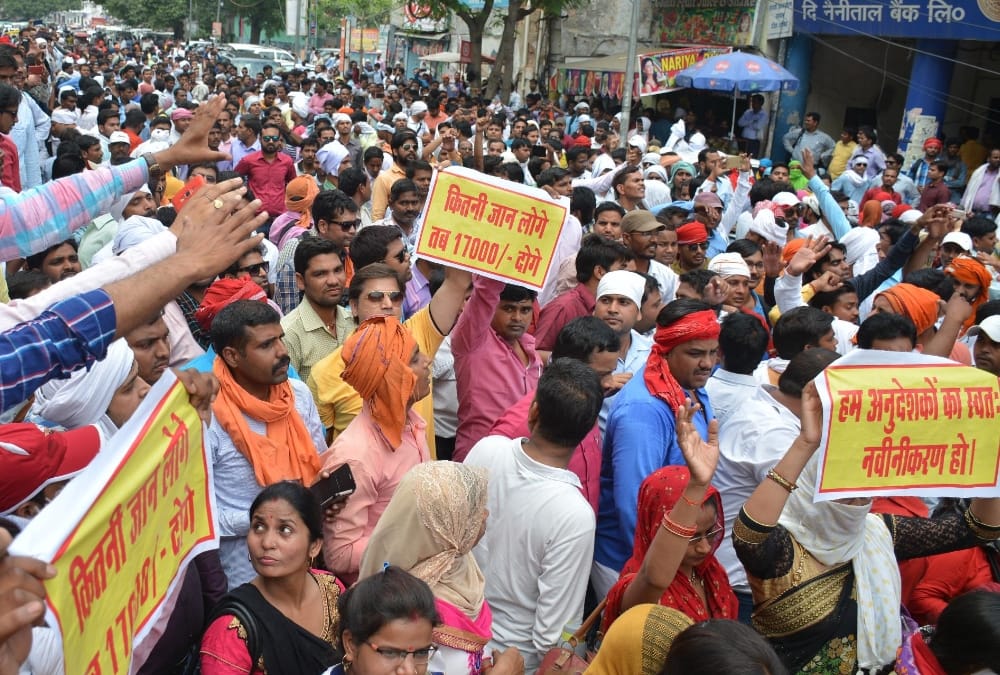 lathicharge on anudeshak in lucknow