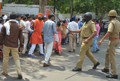 lathicharge on anudeshak in lucknow