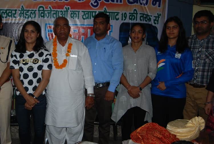 cwg gold medalist manu bhaker sit on floor in felicitation function in Haryana