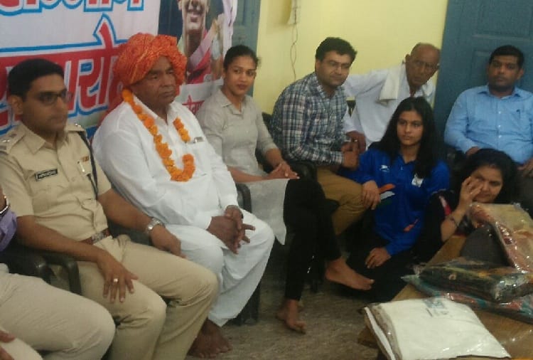 cwg gold medalist manu bhaker sit on floor in felicitation function in Haryana