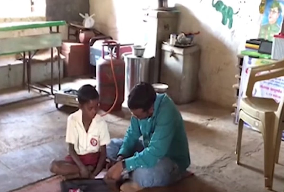 Teacher travels 50 Km to teach Only one Student in Village of Maharashtra 