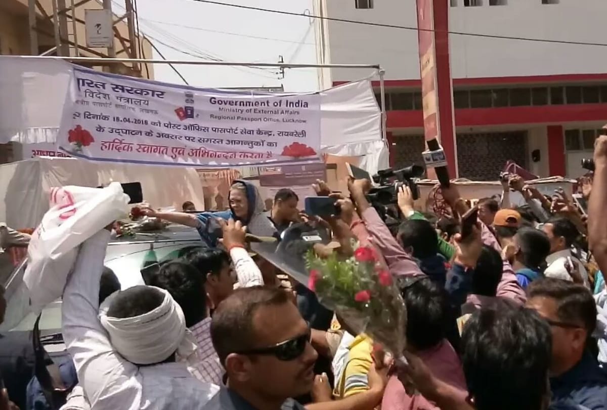 Sonia Gandhi on raebareli visit