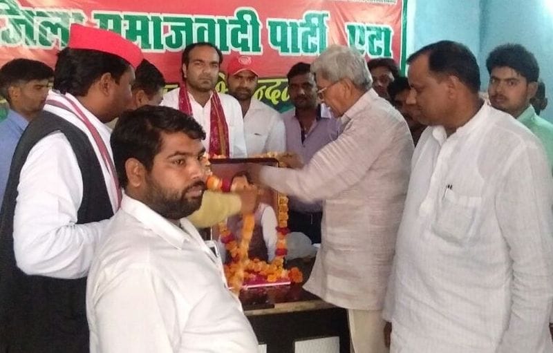 सपा ने मनाई पूर्व प्रधानमंत्री की जयंती