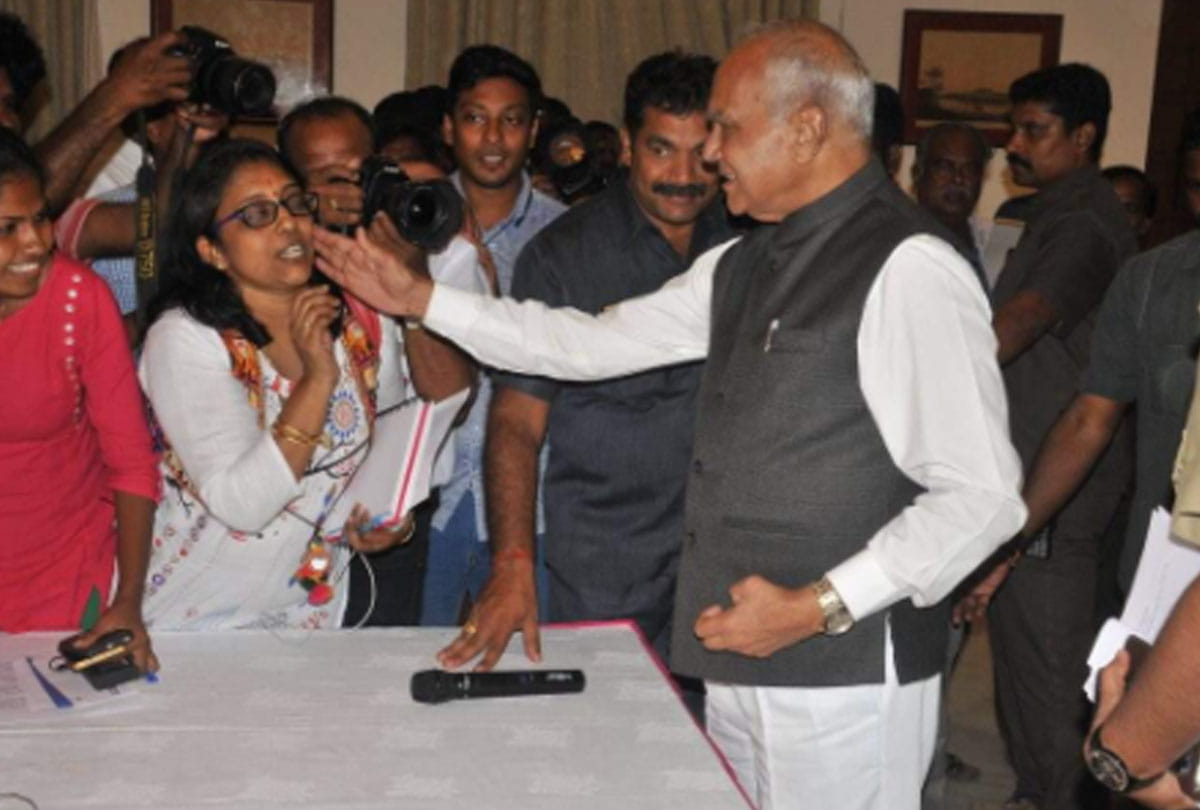 tamil nadu governer banwarilal purohit touched a female journalist inappropriate way