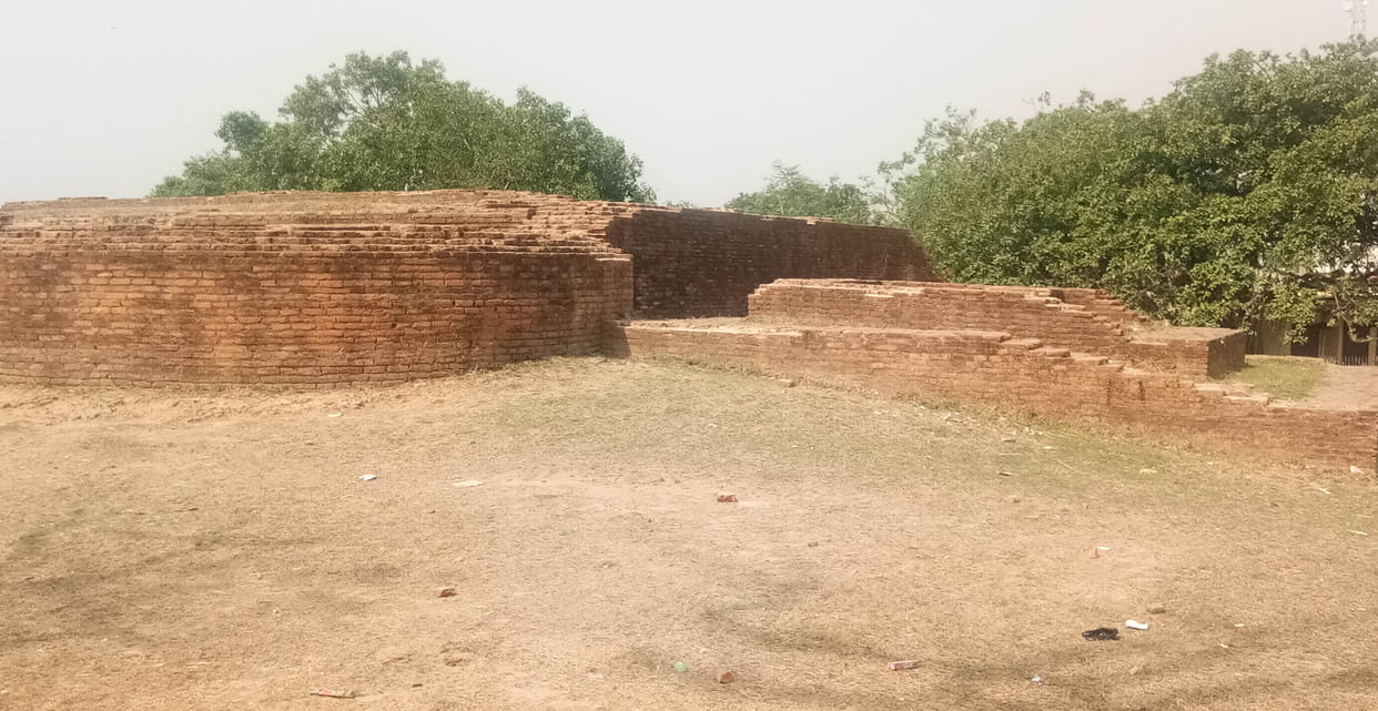 In the absence of protection and digging, the ruined heritage.