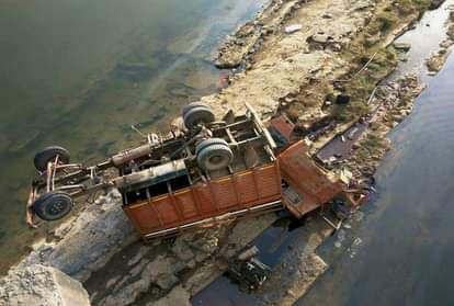 Madhya Pradesh 21 dead, 29 injured after the truck they were travelling in fell into river