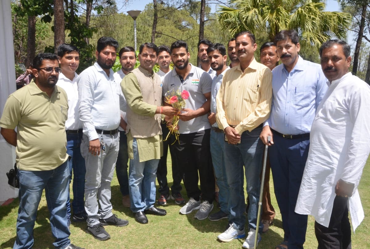 commonwealth medal winner vikas thakur warm welcomed at hamirpur
