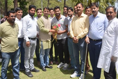 commonwealth medal winner vikas thakur warm welcomed at hamirpur