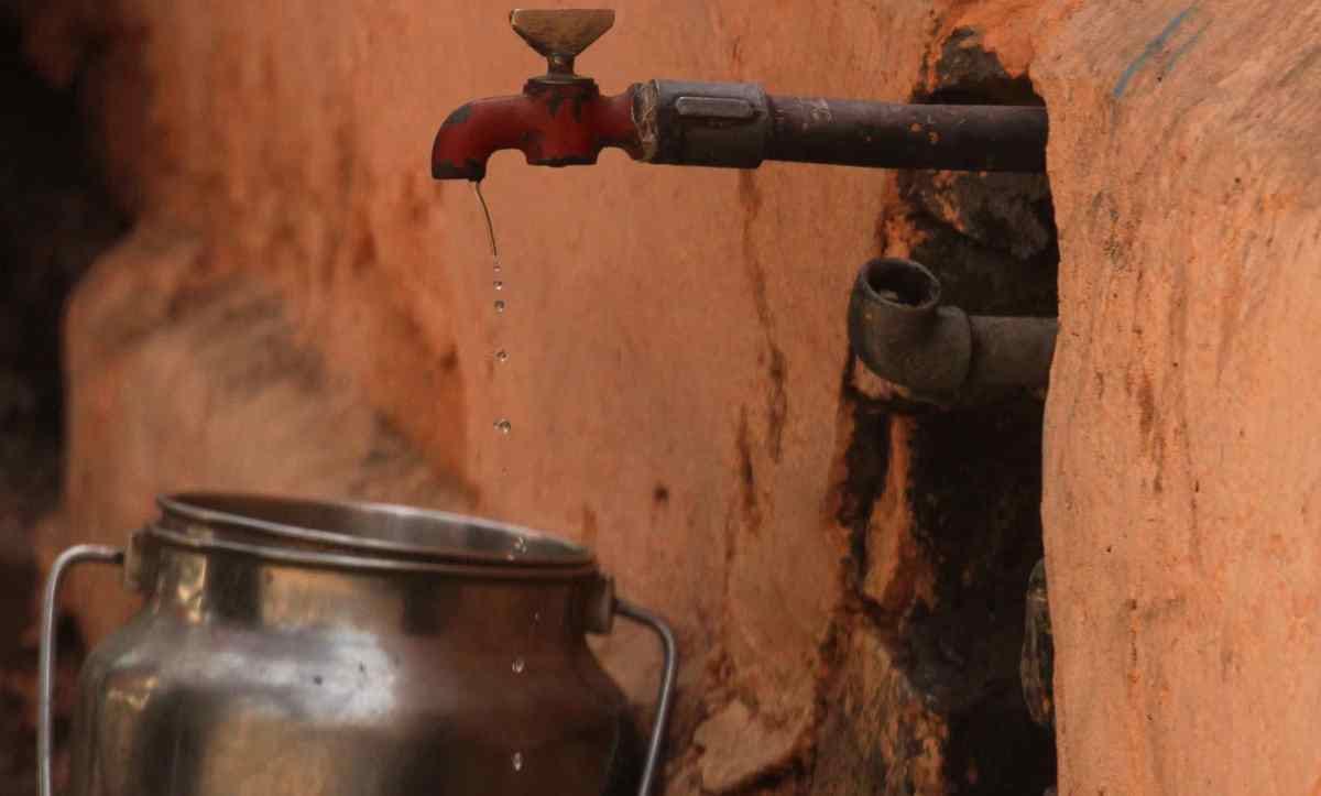 पेयजल वितरण अव्यवस्था के खिलाफ ईई कार्यालय में प्रदर्शन