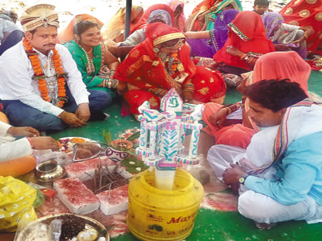 10 couples in the marriage conference held a hand