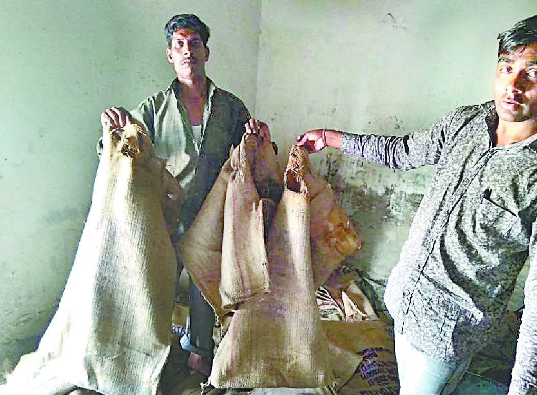 Palladars refused to accept two sketches in nine rupees