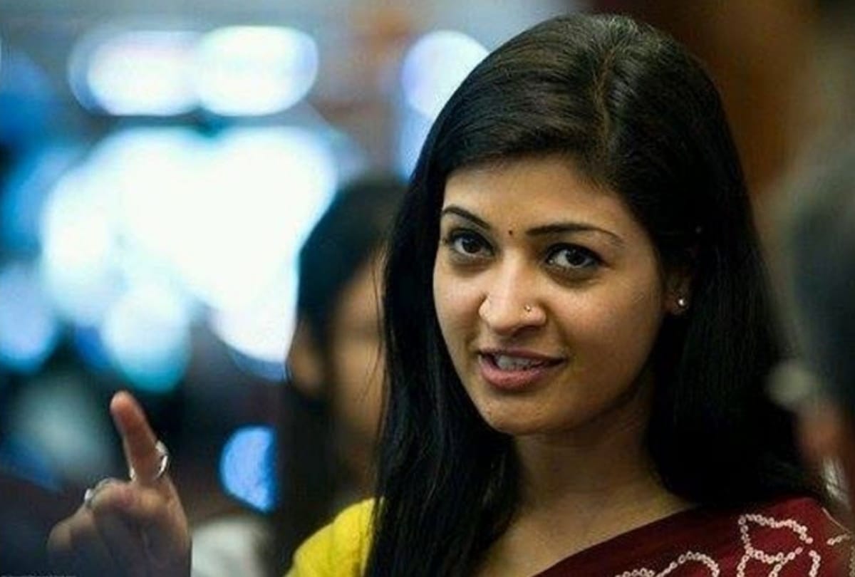 Alka Lamba kicked out from Aam Aadmi Party mla Whatsapp Group