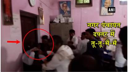 BARABANKI NAGAR PANCHAYAT EXECUTIVE OFFICER THRASHED BY PEOPLE OVER VERBAL SPAT NEWS