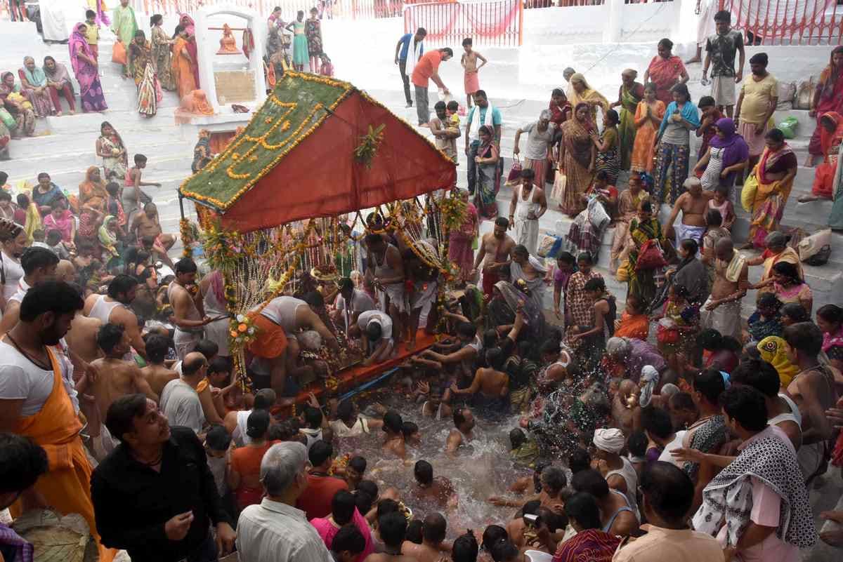 varanasi these kund give bless of 12 kund bath 