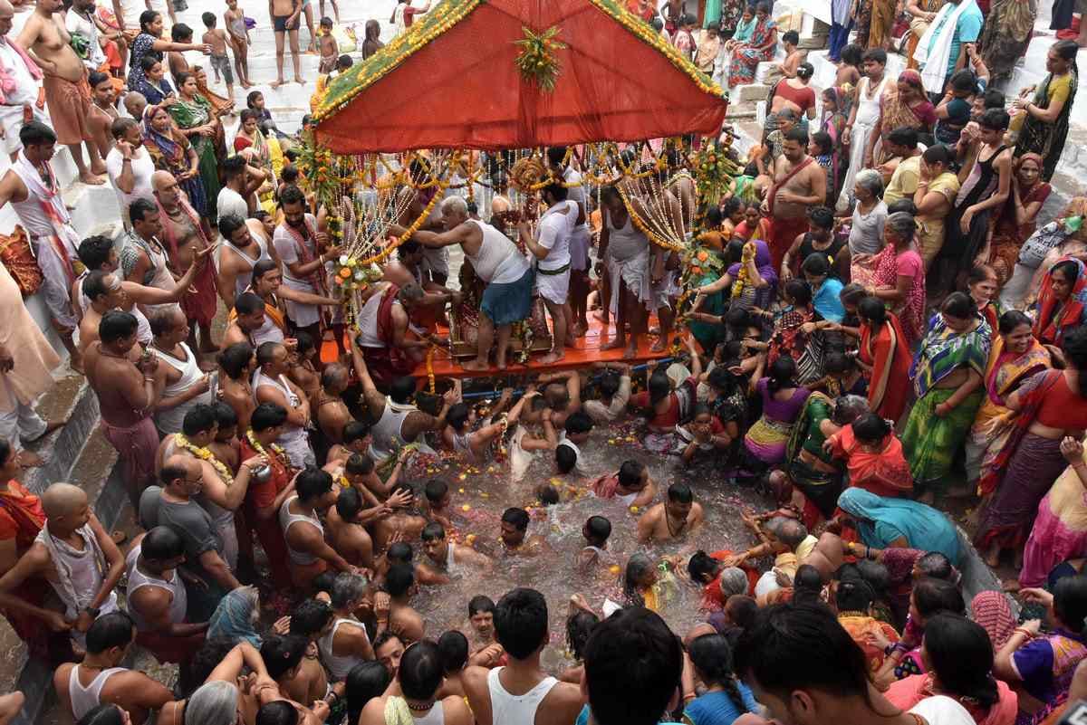varanasi these kund give bless of 12 kund bath 