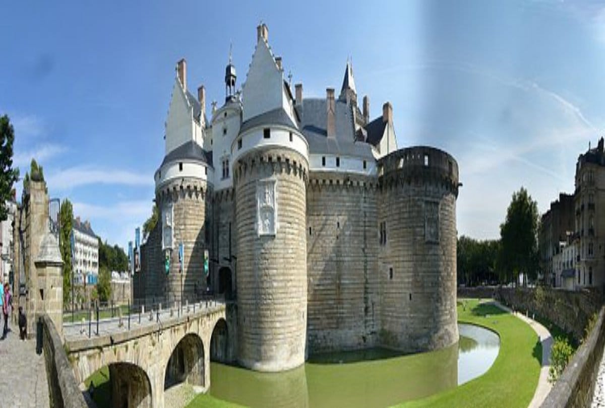 Thieves steal golden case of French queens heart 