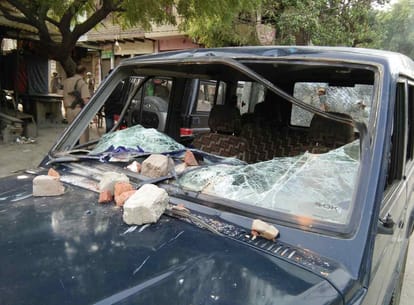 UP police and student clash at chandauli after girl killed in road accident