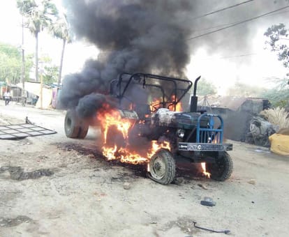 UP police and student clash at chandauli after girl killed in road accident