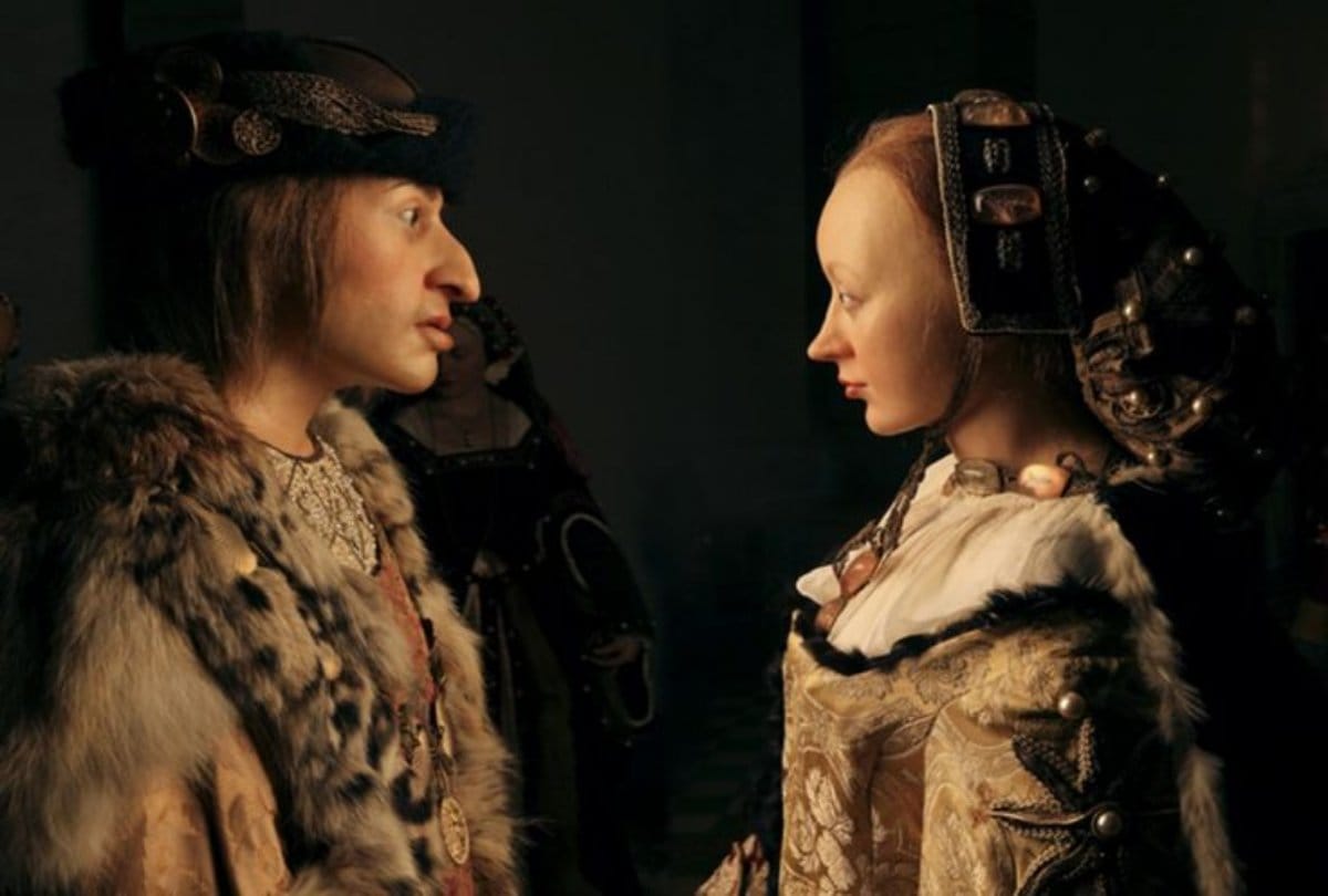 Thieves steal golden case of French queens heart 