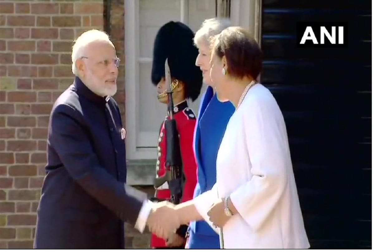 London: PM Narendra Modi arrives for #CHOGM2018, received by PM Theresa May
