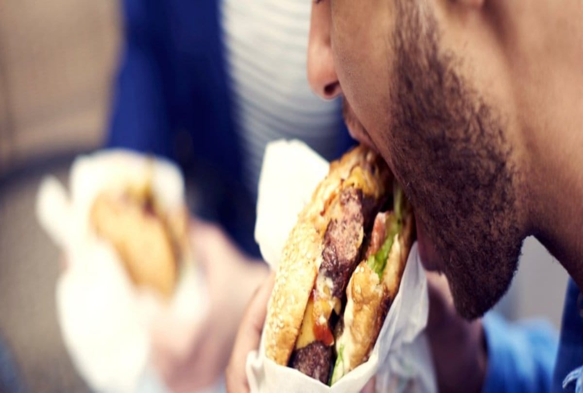 Avoid Eating Meal in Standing Mode, May Cause Cancer Disease