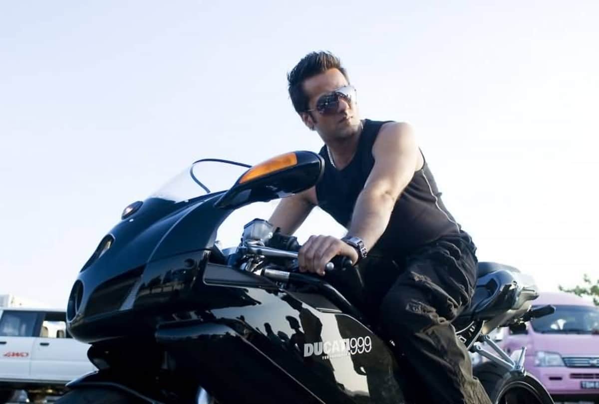 these actors was known for biking style in bollywood this one is still famous 